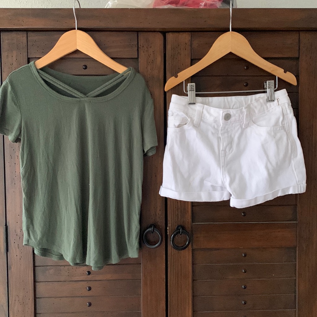 Cherokee Sz 6 White Denim Shorts And Coordinating Olive Art Class T Shirt Sz 6